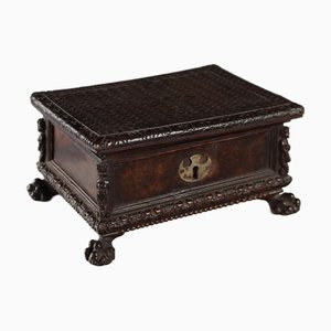 Scatola in legno di noce intagliato