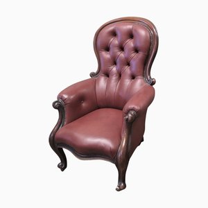 Sillón de salón grande con respaldo abotonado de cuero burdeos
