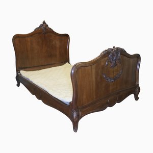 Französisches Louis XV Bett aus goldenem Nussholz
