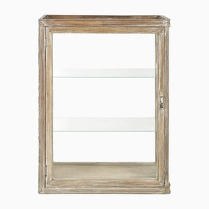 Vitrine aus verwittertem Holz mit Glasböden