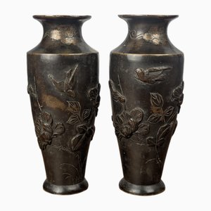 Japanische Meiji Vasen aus Bronze mit Basrelief von Vögeln, 1880, 2er Set