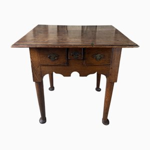 Antiker Lowboy aus englischer Eiche mit Schubladen, 1700er