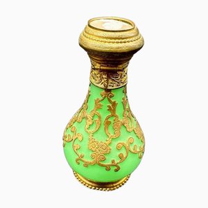 Antike französische Ural Parfümflasche mit Kamee auf dem Deckel
