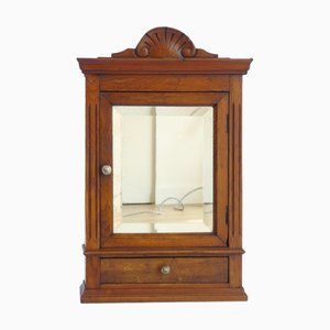 Kleiner antiker französischer Wandschrank mit abgeschrägtem Spiegel und geschnitztem Ornament