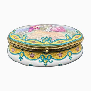 Caja Sèvres ovalada de porcelana pintada con una pareja de cortejos, década de 1890