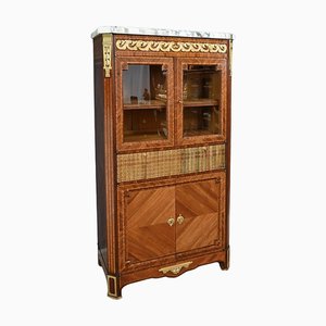 Vitrina de marquetería estilo Luis XVI, de fines del siglo XIX