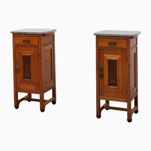 Tables de Chevet Art Nouveau avec Plaquette en Cuivre attribuée à De Coene avec Illustrations attribuées à Geo Verbanck, Set de 2 de De Coene, 1890s, Set de 2