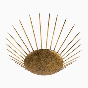 Lámpara colgante en forma de sol estilo neoclásico de oro martillado, años 70