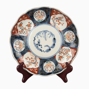 Japanischer Imari Porzellanteller mit Frühlingsdekoration, Ende 19. Jh.