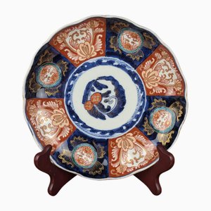 Piatto Imari in porcellana giapponese con decorazione di flora e fauna, fine XIX secolo