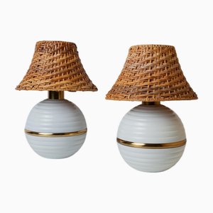 Lampade da tavolo Hollywood Regency in metallo bianco con paralumi in vimini e dettagli dorati, Italia, anni '80, set di 2
