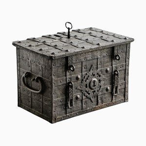 Caja Armada antigua o caja fuerte de hierro, de principios del siglo XVII