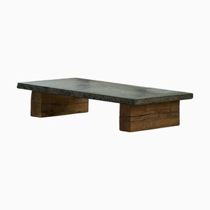 Französischer Moderner Brutalistischer Couchtisch aus Steinplatten mit Holzbeinen, 1960er