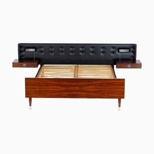 Camera da letto Mid-Century moderna con letto matrimoniale con comodini sospesi e illuminazione, anni '60