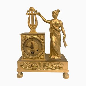 Orologio in stile restaurato in bronzo dorato, inizio XIX secolo