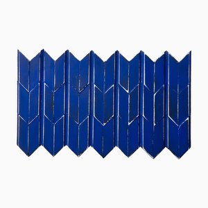 Installation Art Mural Brutaliste en Bois Bleu Cobalt par Studio DeSimoneWayland