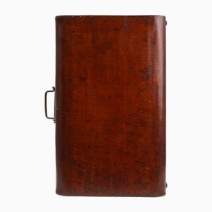 Maleta vintage de cuero marrón con detalles de cobre, China, década de 1900