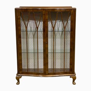 Englische Vitrine aus Nussholz, 1950er