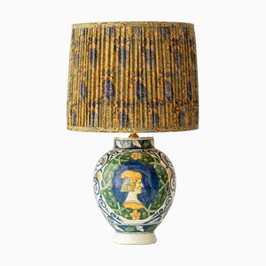 Lámpara de mesa Maiolica renacentista italiana antigua con pantalla de sari de seda plisada, década de 1880