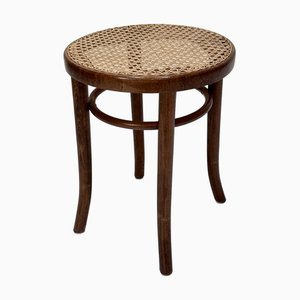 Taburete tradicional de madera curvada con asiento de ratán tejido a mano, Austria, años 30