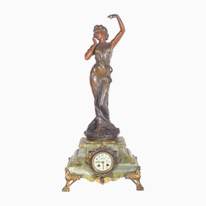 Französische Tischuhr mit Marmorsockel und Figur, 1910er