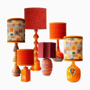 Lámpara de mesa de pie en rojo naranja con pantallas de seda atribuida a R. Houben, 1970