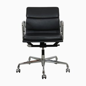 EA-217 Softpad Bürostuhl aus dunkelgrauem Leder von Charles & Ray Eames
