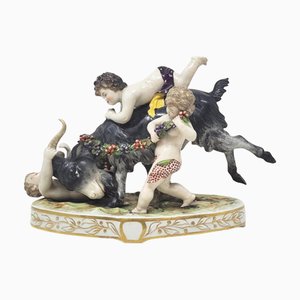 Kindergruppe spielen mit einer Ziege aus Ludwigsburger Porzellan