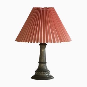 Dänische Art Deco Tischlampe aus Blech mit Rosa Plissee Lampenschirm, 1940er