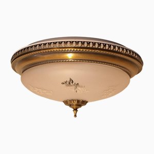 Flache Vintage Deckenlampe mit Rahmen aus patiniertem Messing und Schirm aus teilweise mattiertem Glas