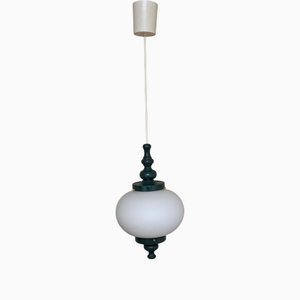Lámpara de techo vintage con pantalla de vidrio opaco blanco sobre soporte de madera de haya y metal verde