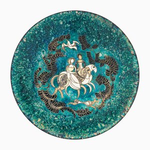 Piatto in bronzo smaltato cloisonne e blu con fanciulle medievali attribuito a Walter Lochmüller, anni '70