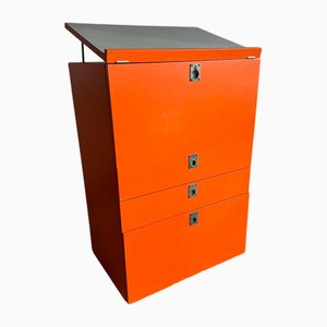 Orange Kommode mit ausklappbarer Arbeitsfläche und schräger Oberseite