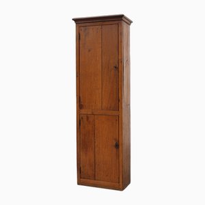 Rustikaler Hoher Französischer Klosterschrank aus Eiche