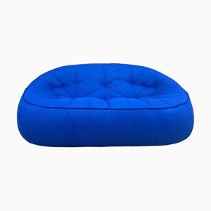 Divano a due posti con poggiapiedi blu di Ligne Roset