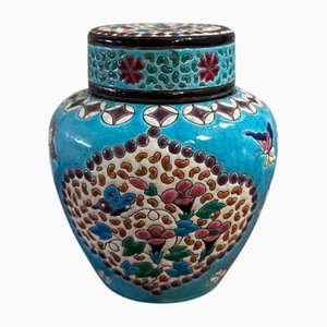 Maceta esmaltada con tapa y decoración floral y mariposa de Longwy, siglo XIX