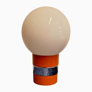 Lámpara de mesa vintage de madera de haya lacada en naranja con aro de metal cromado y pantalla de vidrio blanco opaco, años 70