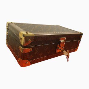 Uhrengehäuse aus Monogram Canvas mit Nietenbesatz aus Leder und goldenen Messingecken von Louis Vuitton, 2000er