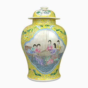 20. Jh. Säulenvase mit Deckel aus Porzellan Famille Jaune, China