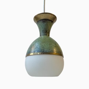 Lámpara colgante Art Déco de bronce verde y vidrio blanco, años 70