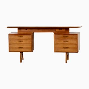 Dänischer Mid-Century Schreibtisch aus Nussholz & Messing von Alfred Cox, 1960er