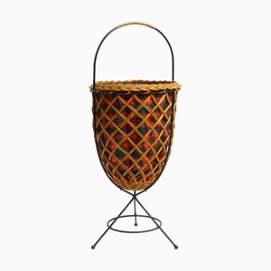 Mid-Century Modern Rattan Wäschekorb mit Dreibeingestell aus Metall, 1950er