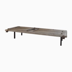 Puerta sobre mesa de centro con soporte de metal