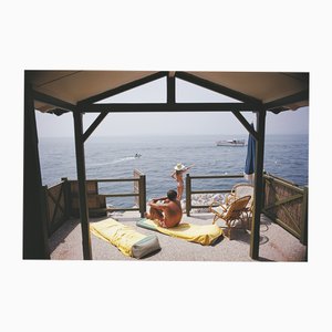 Slim Aarons, cabane de plage à Antibes, photographie de paysage marin C-Print