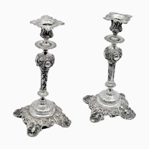 Silberne Kerzenständer mit Blumenmotiven und Schriftrollen, 2 . Set