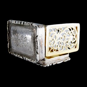 Boîte à Vinaigrette George IV en Argent et Or avec Moulures