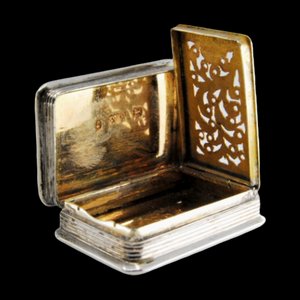 William IV Vinaigrette-Dose aus Silber und Gold mit Friesen und Deckelperforation