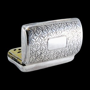 George III Curved Vinaigrette Dose aus Silber und Gold mit Deckelgravur