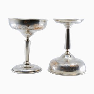 Silberne Champagnergläser mit gravierten Blumenmotiven und goldenem Interieur