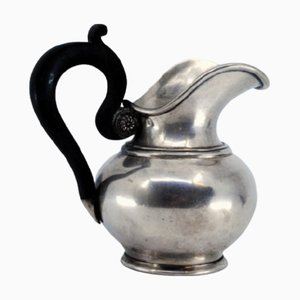 Schlichter silberner Wasserkrug mit Griff aus Kastanienholz und Perlenrand